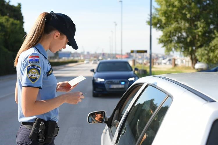 Slika /Novi direktorij/Nove slike-MUP/Prometna policija - kontrola.jpg